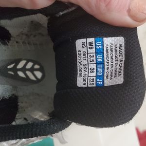 Mizuno vb shoes ( 2 pair, size 6 & size 9)